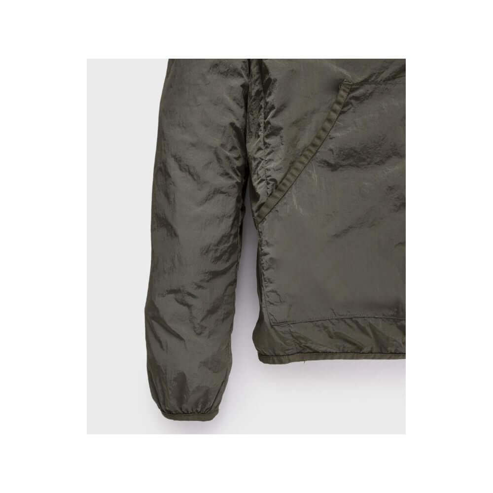 Close-up of Refrigiwear green polyamide men's jacket sleeve and pocket, highlighting sleek design and breathable fabric.
