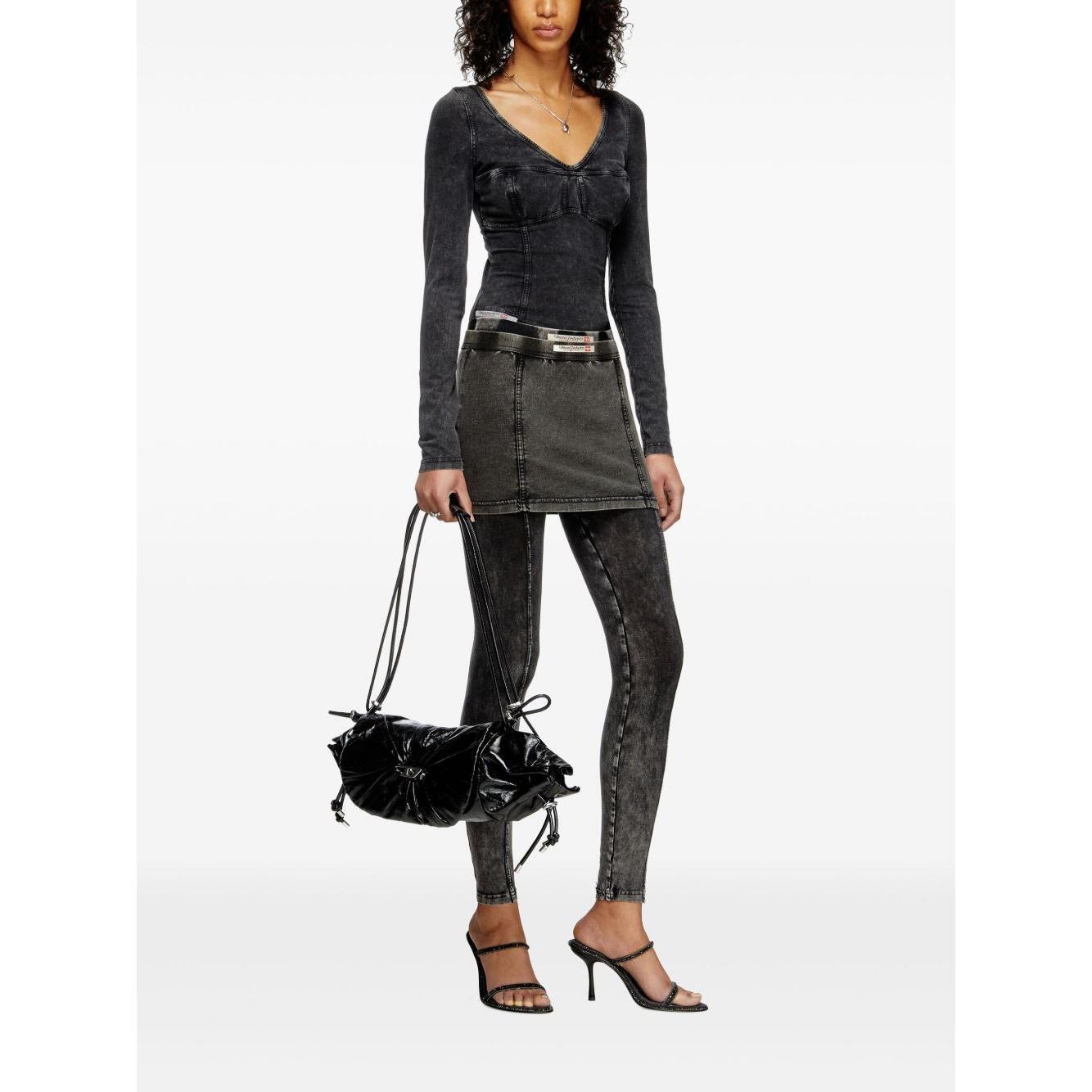 Front view with bag zipped and handles upright.