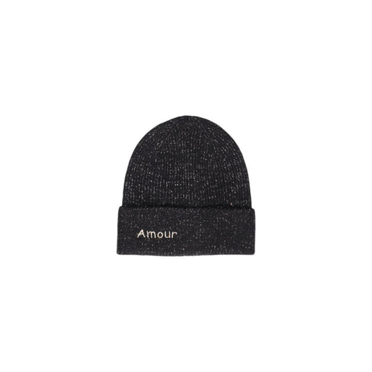 Pieces black recycled polyester beanie with 'Amour' text, featuring a stylish and versatile design for women. Eco-friendly fashion accessory.