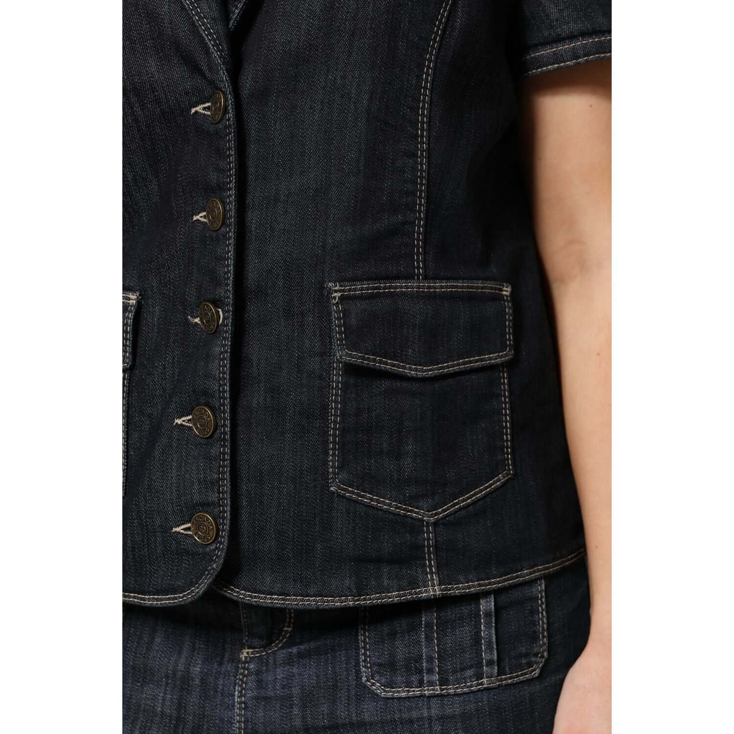 Front view with bag zipped and handles upright.