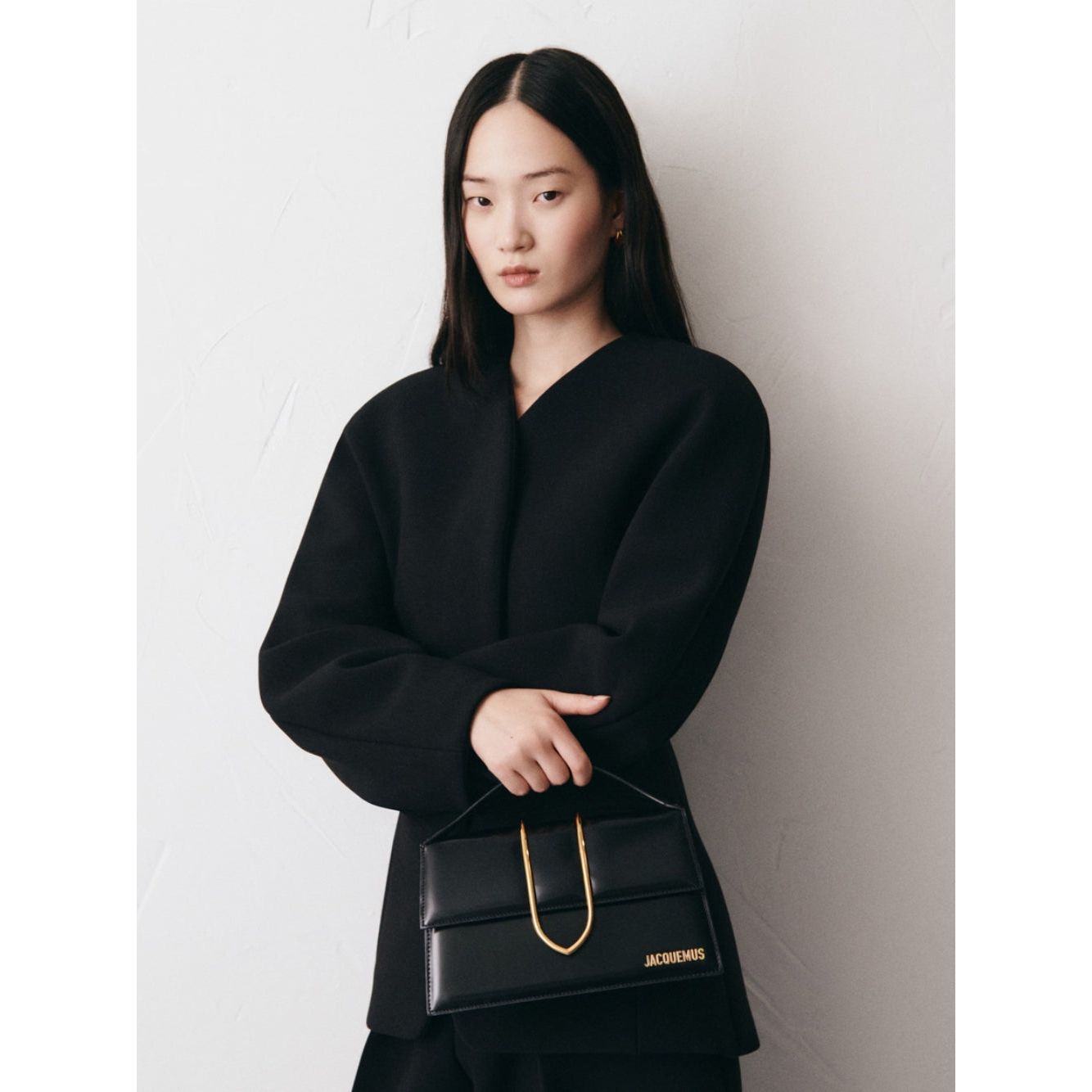 Front view with bag zipped and handles upright.